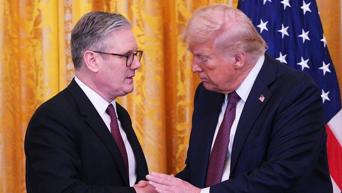 Veľký prielom v koalícii ochotných pre Ukrajinu? Britskému premiérovi sa údajne podarilo zlomiť Trumpa