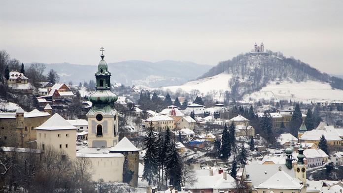Pohľad na zasneženú Banskú Štiavnicu.
