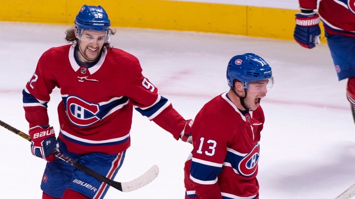 Hráč Montrealu Max Domi (vpravo) oslavuje svoj gól do siete Washingtonu.