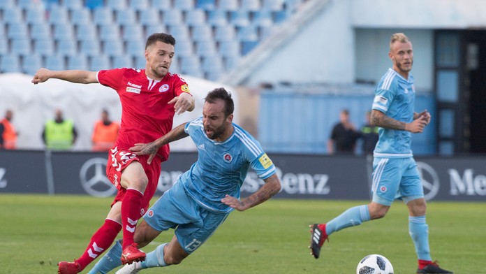 Na snímke vľavo Jean Deretti (Senica) uprostred Villar Nono a vpravo Joeri De Kamps (obaja Slovan).