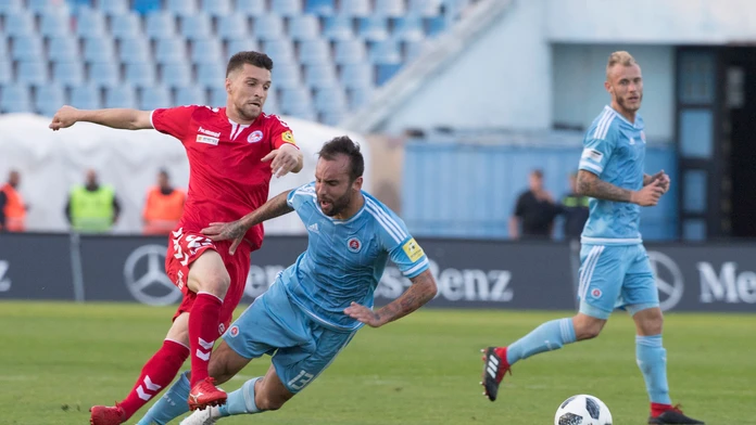 Na snímke vľavo Jean Deretti (Senica) uprostred Villar Nono a vpravo Joeri De Kamps (obaja Slovan).