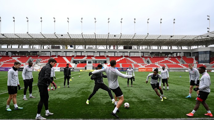 Futbalisti AS Trenčín hrajú bago počas tréningu pred štartom jarnej časti Fortuna ligy.