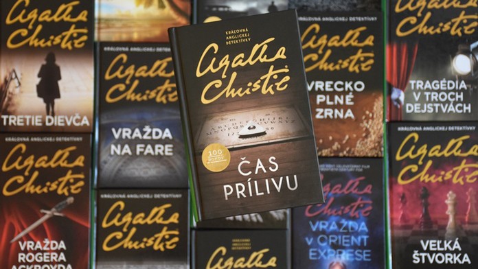 Dabingový herec Ján Kožuch pred fotografiou seriálového Hercule Poirota, britského herca Davida Sucheta.