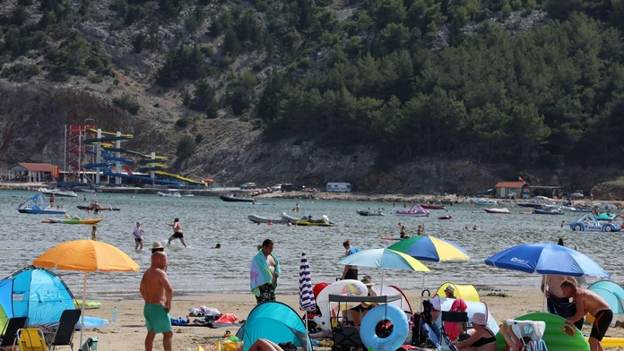 Tragédia na chorvátskej pláži. Dieťa (†2) vyletelo z toboganu, otcovi vypadlo z náručia počas jazdy