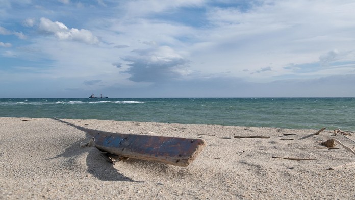 Muž zomrel na pláži v Taliansku, keď ho napadol roj včiel. Na jeho tele nenašli žiadne stopy po žihadlách
