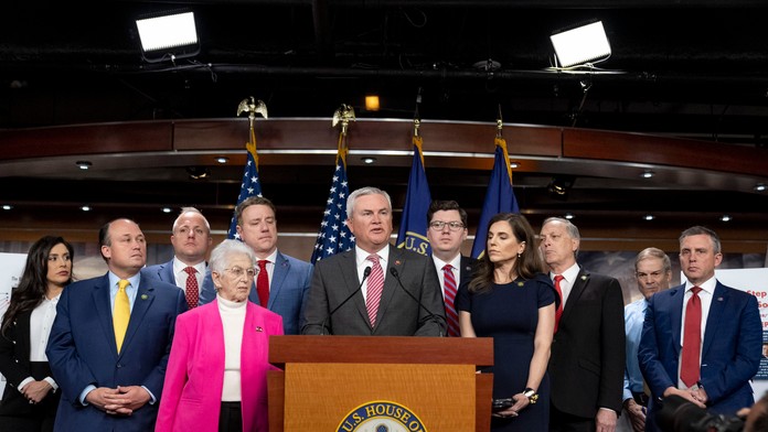 Snemovňa schválila vyšetrovanie Bidena, republikáni sa snažia o impeachment