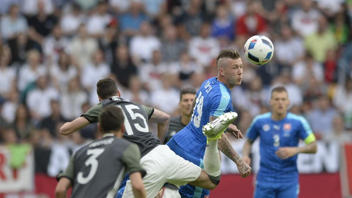 Juraj Kucka a Nemec Julian Draxler v hlavičkovom súboji v prípravnom zápase.