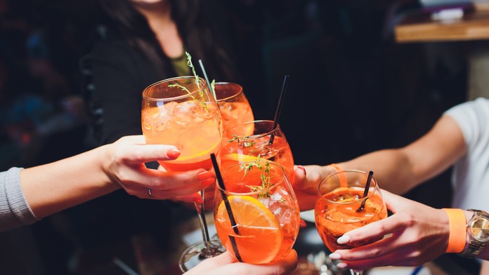 Majitelia ukrajinských barov považujú Aperol Spritz za podporu ruskej agresie, odstraňujú ho z ponuky