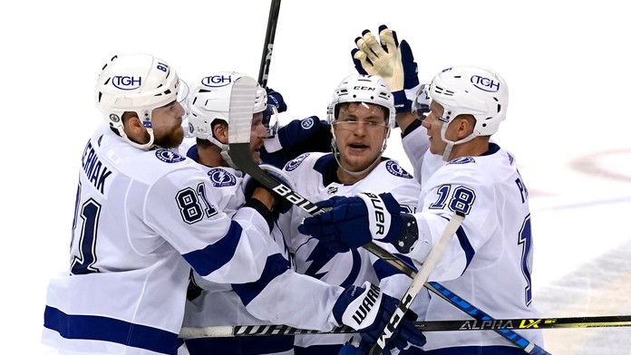 Zľava Erik Černák, Yanni Gourde a Ondřej Palát z Tampy oslavujú gól v 2. dueli play off proti Floride.