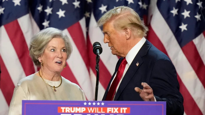 Na snímke vedúcu kancelárie Bieleho domu Susie Wilesovú a Donald Trump.