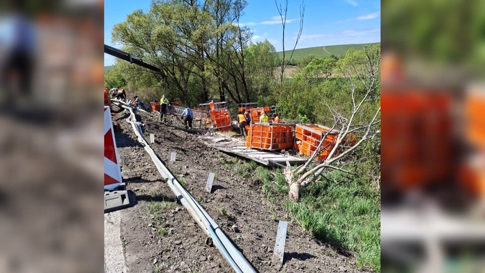 Prevrátený kamión plný hydiny.