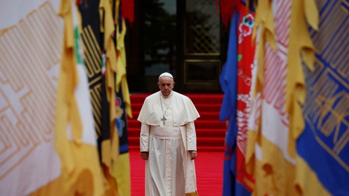  Pápež František prichádza na oficiálne prijatie do prezidentského Modrého paláca v Soule.