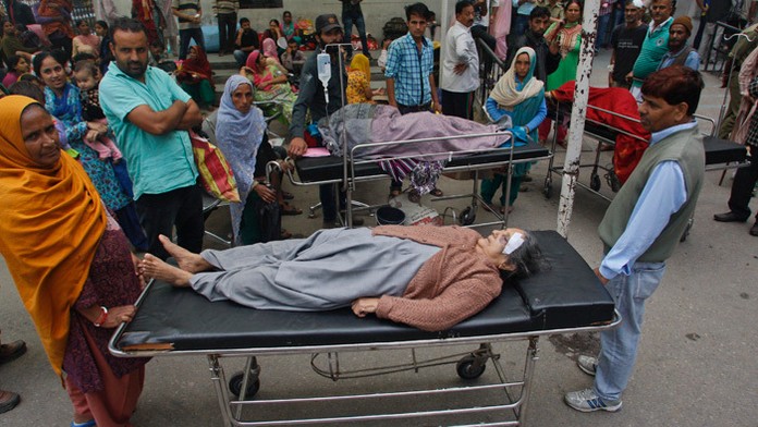 Zranení pacienti ležia pred nemocnicou po otrasoch počas zemetrasenia v indickom Džammú.