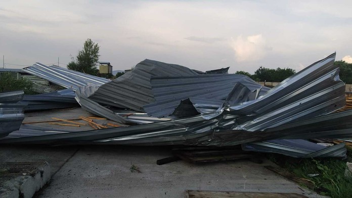 Firma v Michalovciach po tornáde.