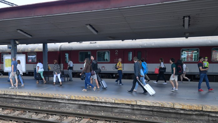 Cestujúci na železničnej stanici v Košiciach