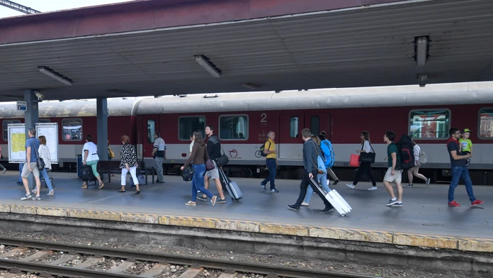 Cestujúci na železničnej stanici v Košiciach
