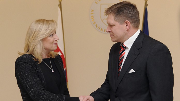 Expremiérka Iveta Radičová a jej nástupca Robert Fico na archívnej snímke.