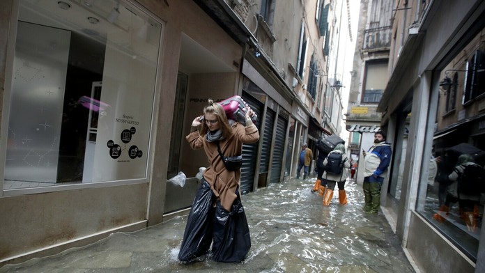 Donald Trump zamával svojim stúpencom z auta.