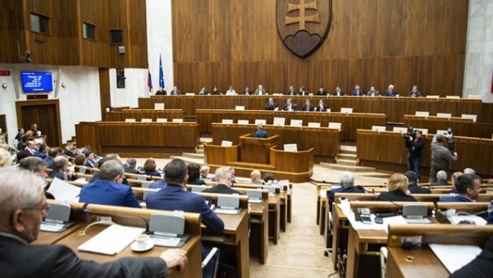 Kamión takmer zabil troch ľudí