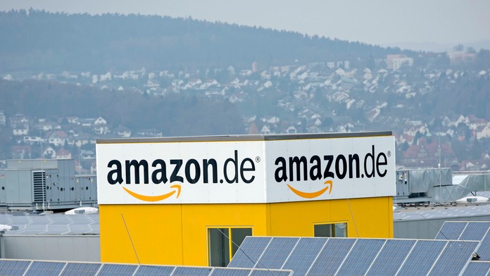 Na archívnej snímke z 27. novembra 2014 je distribučné centrum americkej spoločnosti Amazon, ktorá prevádzkuje jeden z najväčšíc