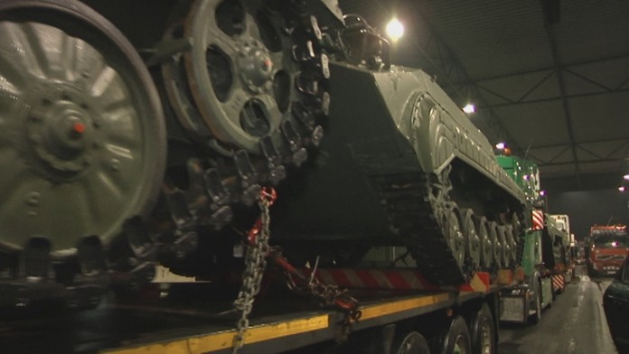 Obrnené vozidlá na kamiónoch smerovali na Ukrajinu.