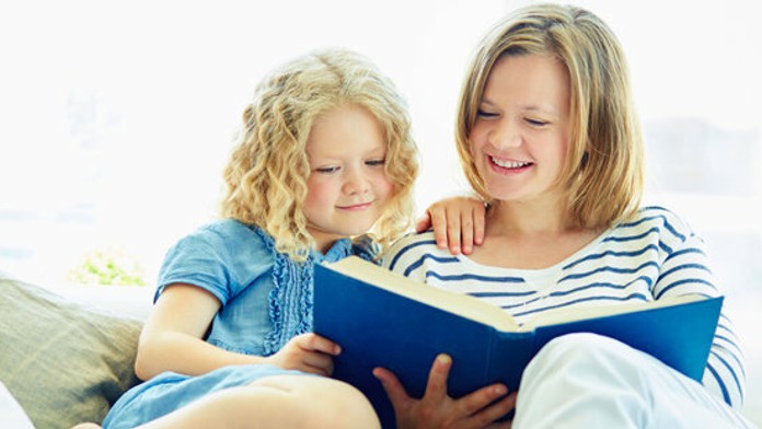 Matka a dieťa čítajú knihu