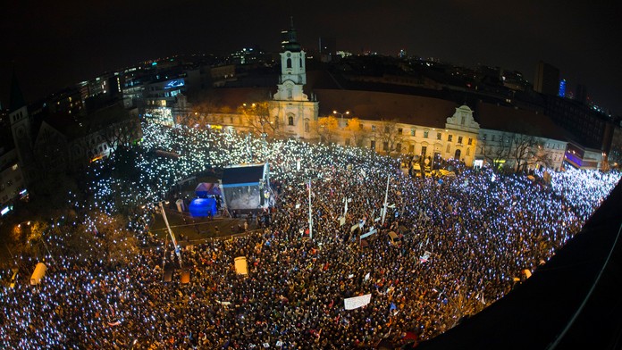 Na záver bratislavského protestu odznela slovenská hymna. 