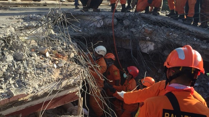 Zrútená mešita po zemetrasení v indonézii