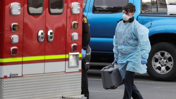 Adam Trcka imituje jazdu na mopede