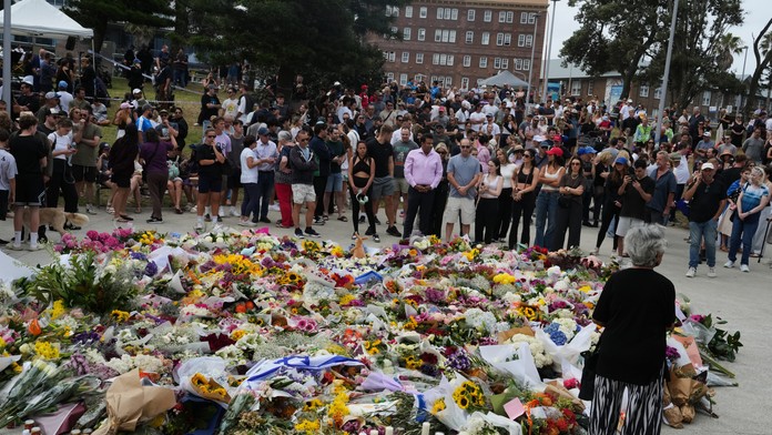 Muž obvinený z útoku na pláži v austrálskom Sydney sa prvýkrát objavil na súde