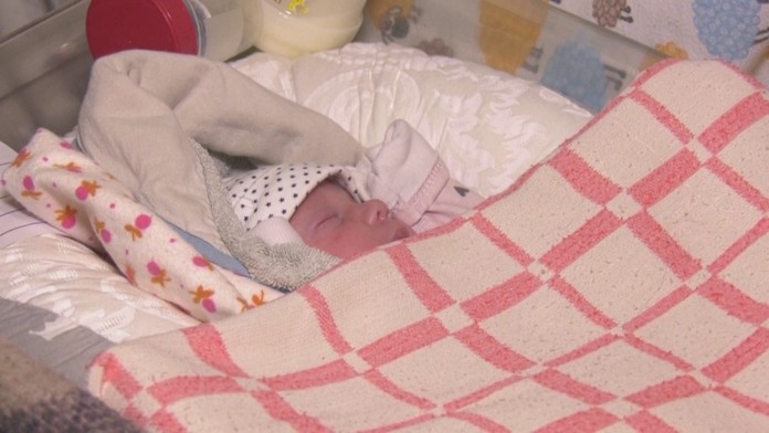 Ženy na Ukrajine rodia, aj keď z neba padajú bomby. Niektoré sa s deťmi nemajú kam vrátiť