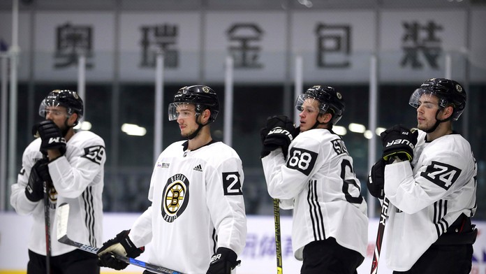 Zľava hráči Bostonu Martin Bakoš, Jakob Forsbacka-Karlsson, Jack Studnicka a Jake DeBrusk.
