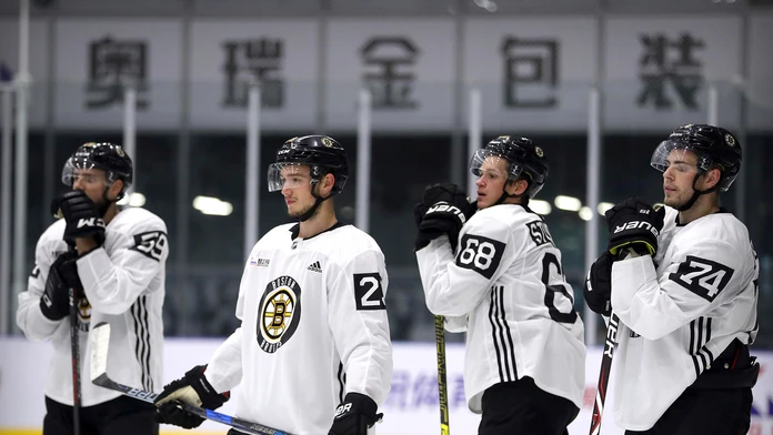 Zľava hráči Bostonu Martin Bakoš, Jakob Forsbacka-Karlsson, Jack Studnicka a Jake DeBrusk.