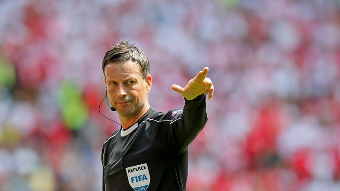 rozhodca Mark Clattenburg počas osemfinále ME medzi Švajčiarskom a Poľskom.