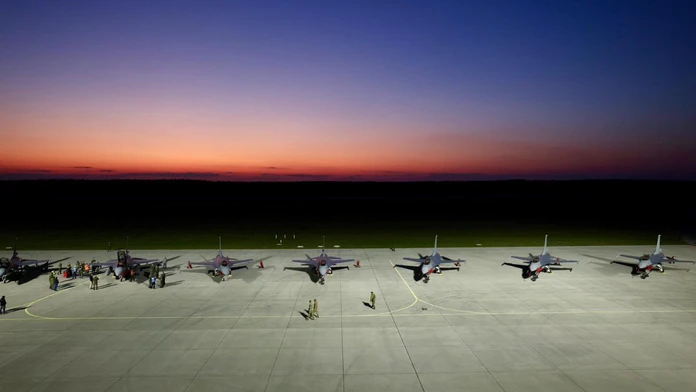 Na vojenskom letisku v Kuchyni pristáli ďalšie dve stíhačky F-16.