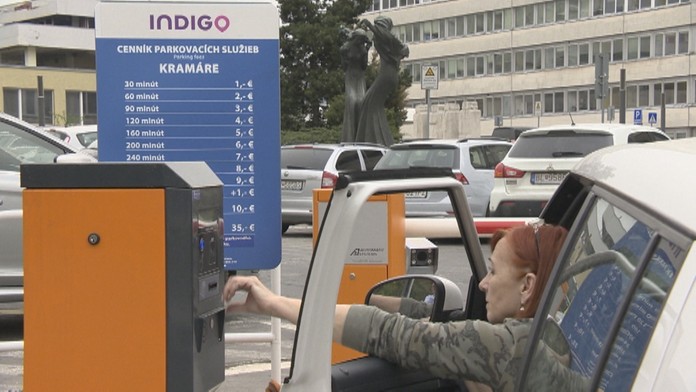 Platené parkovisko pred Detskou fakultnou nemocnicou na Kramároch.