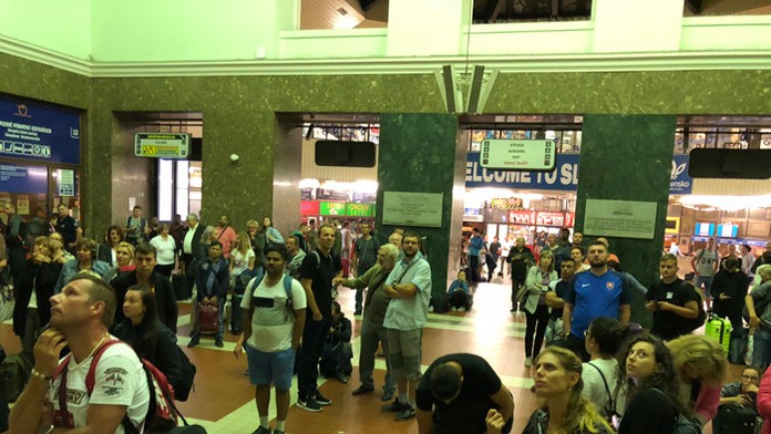 Na bratislavskej hlavnej stanici uviazli desiatky ľudí, niektoré vlaky mali po polnoci meškanie aj 5 hodín. 