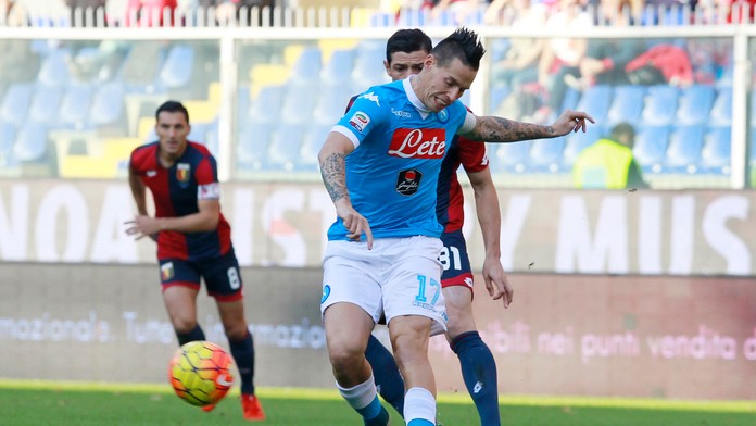 Markovi Hamšíkovi sa snaží zobrať loptu bývalý spoluhráč Blerim Džemaili, ktorý dnes hráva za FC Janov.