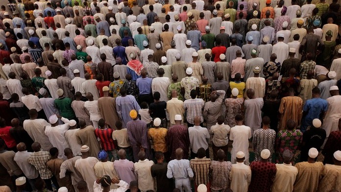 Moslimovia v Nigérij sa modlia v mešite.jpg