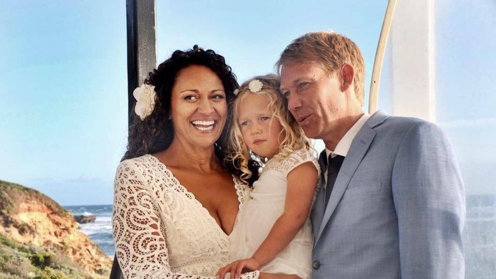 Aminah Hart s manželom Scottom a ich dcérou na svadbe.