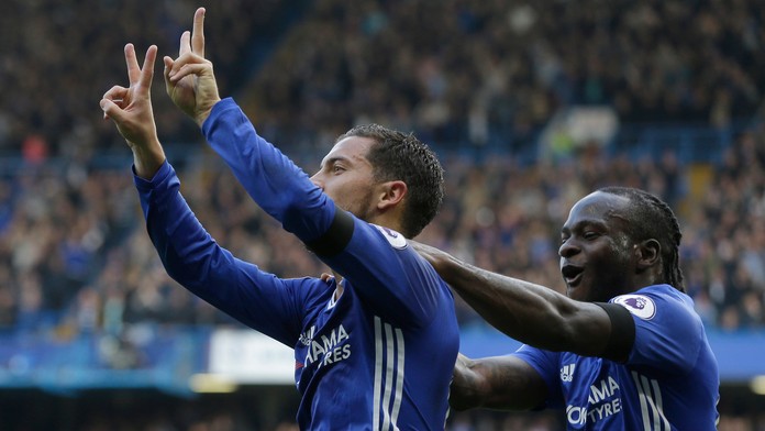 Eden Hazard oslavuje so spoluhráčom Victorom Mosesom druhý gól do bránky Leicesteru City.