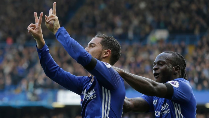Eden Hazard oslavuje so spoluhráčom Victorom Mosesom druhý gól do bránky Leicesteru City.