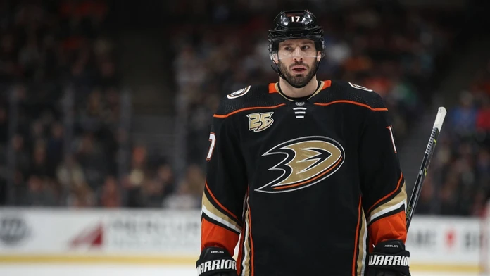 Bývalú hviezdu NHL obvinili zo sexuálneho zneužívania. V profilige má na konte vyše tisíc zápasov