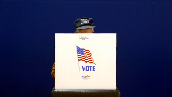 Volič vypĺňa hlasovací lístok.