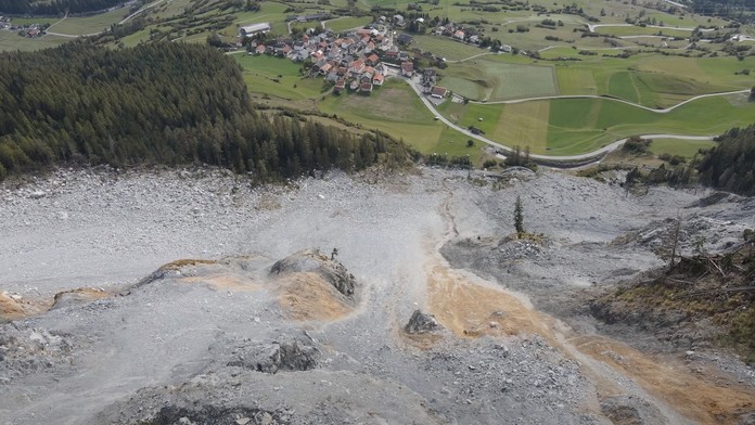 VIDEO: Švajčiarsku obec ohrozuje obrovská skalná masa, úrady nariadili evakuáciu