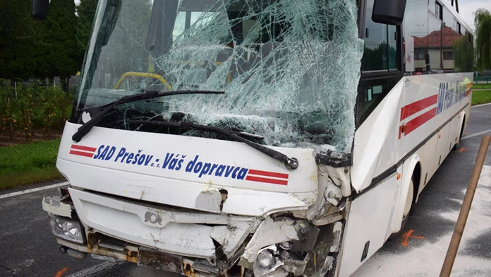V obci Brezov sa zrazil autobus s kamiónom.