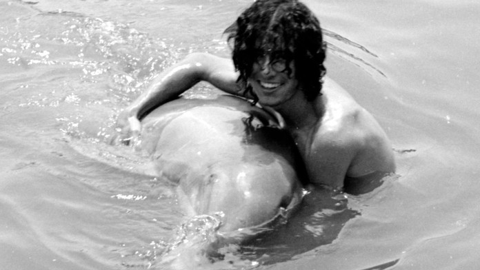 Malcolm Brenner, sex s delfínom.