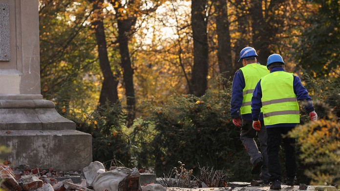 Poliaci začali búrať pomníky sovietskej Červenej armády, zničiť plánujú všetky