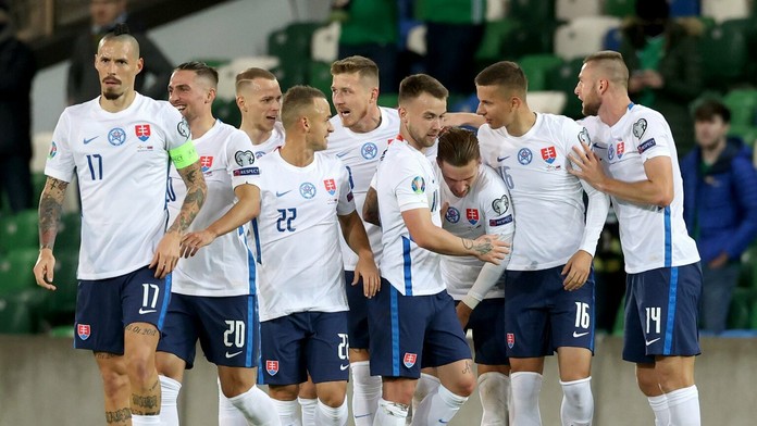 Juraj Kucka (vľavo) sa teší po strelení gólu vo finále play off EURO 2020 v Severnom Írsku.