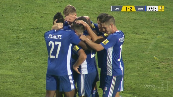 Senica sa teší z gólu.